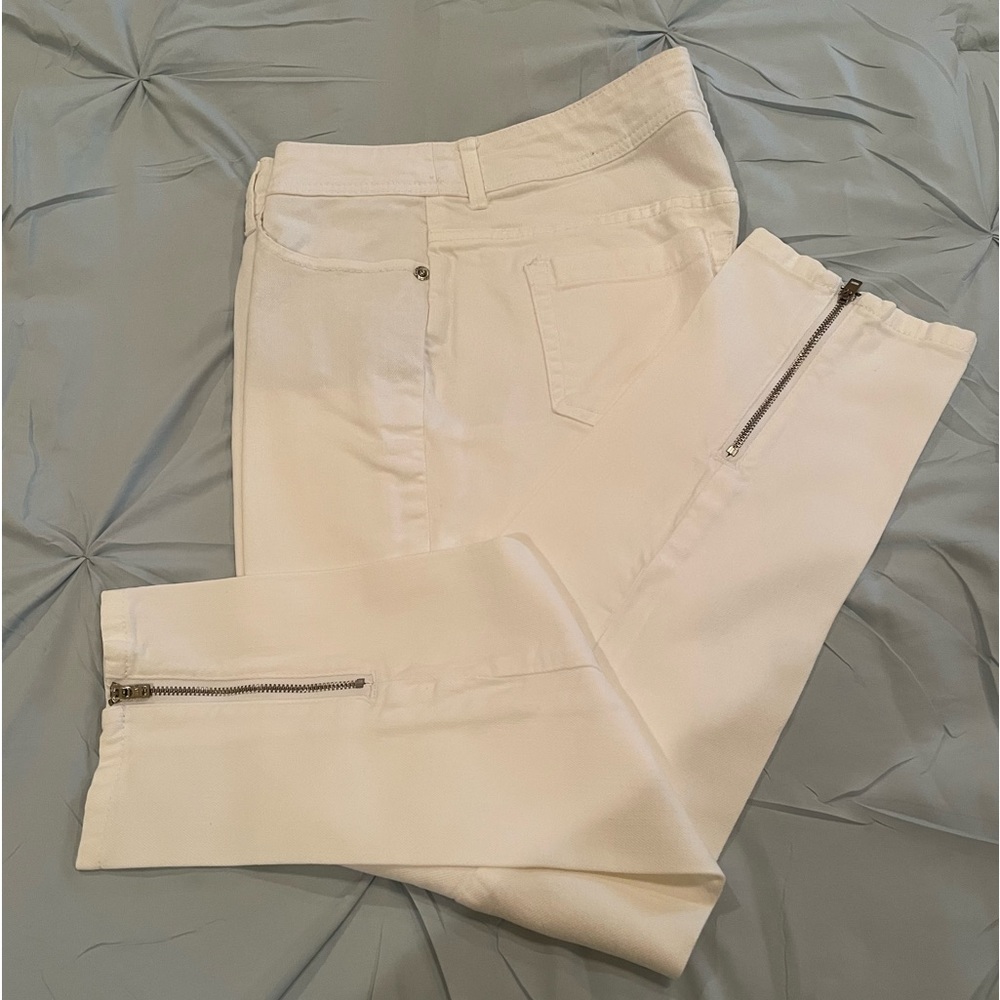 CHICO’S PLATINUM DENIM 5 POCKET JEAN ZIPPERED INSIDE LEG STANDS APART FOR SURE!!